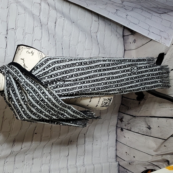 Calvin Klein Chain Print Scarf - Picture 1 of 7